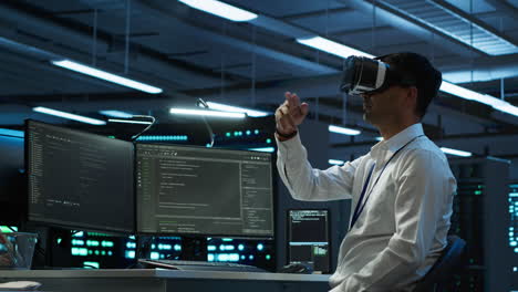 Experte-Aktualisiert-Serverraumsysteme-Mithilfe-Eines-Virtual-Reality-Headsets