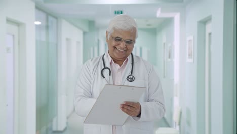 Feliz-Médico-Senior-Indio-Escribiendo-Receta