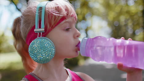 Atlético-Fitness-Deporte-Corredor-Niño-Niña-Bebiendo-Agua-De-La-Botella-Después-De-Entrenar-Haciendo-Ejercicio