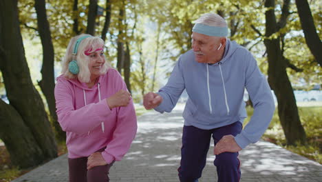 Aptitud-Atlética-Senior-Anciano-Deporte-Corredor-Hombre-Mujer-Entrenamiento-Cardio-Entrenamiento-En-El-Parque-Por-La-Mañana