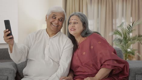 Cute-Old-Indian-couple-clicking-selfies