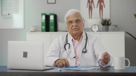 Indian-senior-doctor-explaining-reports-to-the-patient