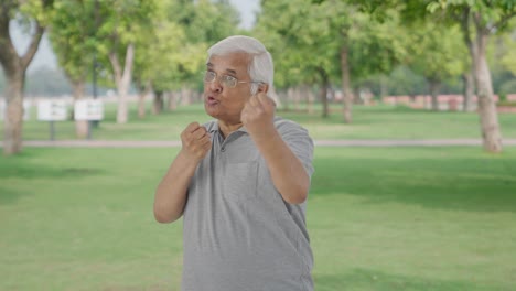 Un-Anciano-Indio-Enojado-Peleando-Con-Alguien-En-El-Parque