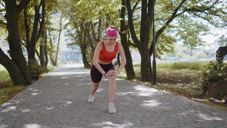 Deporte-De-Fitness-Atlético-Motivado-Entrenamiento-De-Corredoras,-Preparándose-Para-Correr-Maratón-De-Carreras,-Comenzar-En-El-Parque