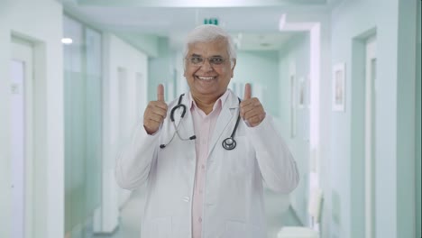 Feliz-Médico-Senior-Indio-Mostrando-Los-Pulgares-Hacia-Arriba