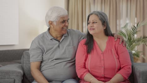 Feliz-Pareja-De-Ancianos-Indios-Viendo-La-Televisión