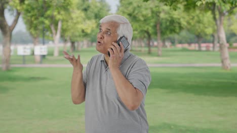 Un-Anciano-Indio-Enojado-Gritando-De-Guardia-En-El-Parque