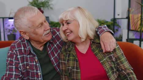 Feliz-Calma-Senior-Abuelos-Pensionistas-Sonriendo-Mirando-Hacia-Otro-Lado-Soñando-Descansando-Sentirse-Satisfecho