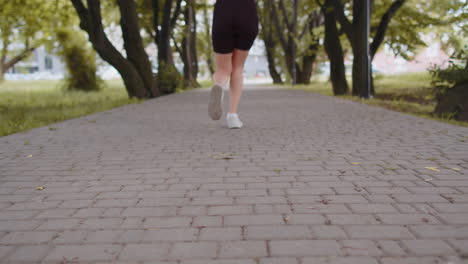 Vista-Posterior-Del-Corredor-Deportivo-En-Forma-Atlética-Joven-Entrenando-Carrera-De-Maratón,-Corriendo-Hacia-Adelante-En-La-Carretera