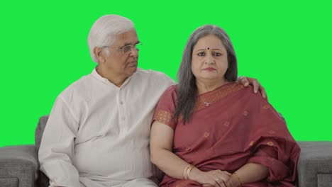 Una-Pareja-India-De-Edad-Avanzada-Mirando-La-Pantalla-Verde-De-La-Cámara