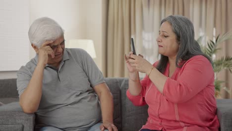 Feliz-Vieja-Esposa-India-Haciendo-Clic-En-Fotos-De-Su-Marido.