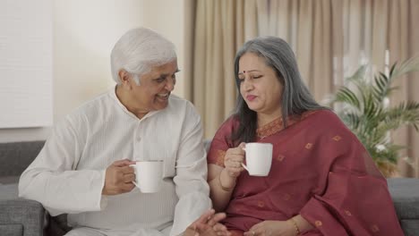 Feliz-Pareja-De-Ancianos-Indios-Bebiendo-Té-Y-Disfrutando