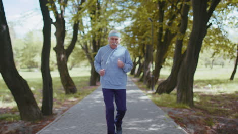 Deporte-Motivado-Atlético-Anciano-Jubilado-Corriendo-En-El-Parque,-Abuelo-Comprobando-El-Pulso-En-El-Brazo