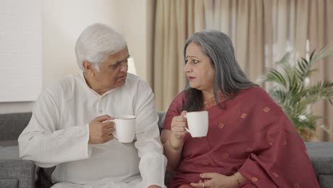 Pareja-De-Ancianos-Indios-Bebiendo-Té-Y-Disfrutando