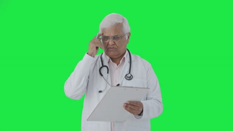 Confundido-Médico-Senior-Indio-Escribiendo-Prescripción-Pantalla-Verde