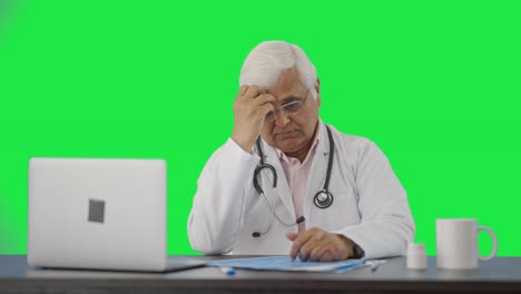 Pantalla-Verde-Del-Médico-Senior-Indio-Estresado-Y-Tenso