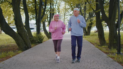 Aptitud-Atlética-Senior-Anciano-Deporte-Corredor-Hombre-Mujer-Entrenamiento-Cardio-Entrenamiento-En-El-Parque-Por-La-Mañana