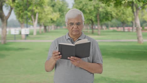 Confundido-Anciano-Indio-Leyendo-Un-Libro-En-El-Parque