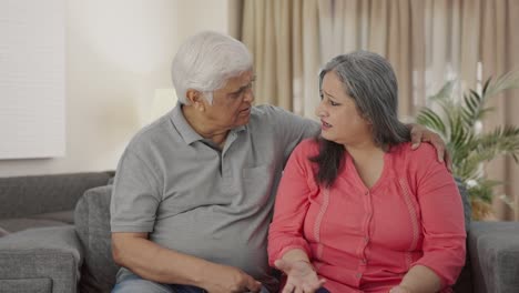 Pareja-De-Ancianos-Indios-Hablando-Entre-Ellos