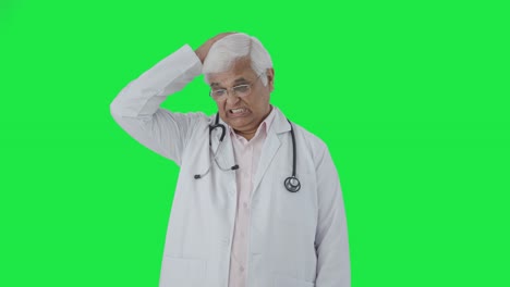 Médico-Senior-Indio-Tenso-Pensando-En-Algo-Pantalla-Verde