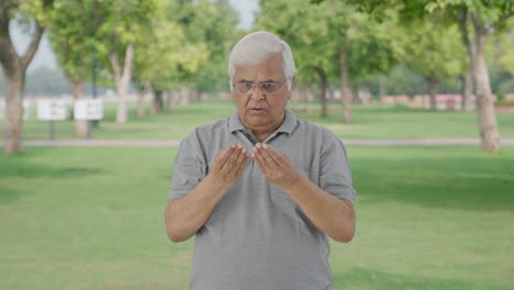 Anciano-Indio-Que-Sufre-Caída-De-Cabello-En-El-Parque