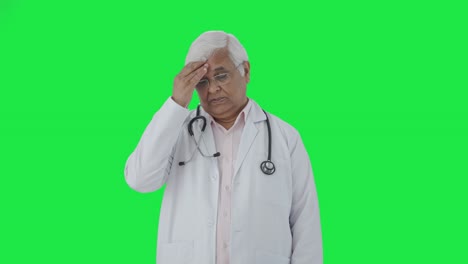 Pantalla-Verde-Del-Médico-Senior-Indio-Estresado-Y-Tenso