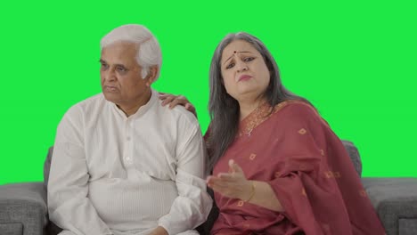 Vieja-Esposa-India-Culpable-Disculpándose-Con-Su-Marido-Pantalla-Verde