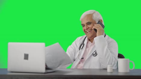 Feliz-Médico-Indio-Explicando-Informes-Al-Paciente-A-Través-De-Una-Pantalla-Verde-De-Llamada