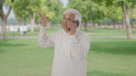 Un-Anciano-Indio-Enojado-Gritando-Por-Teléfono-En-El-Parque