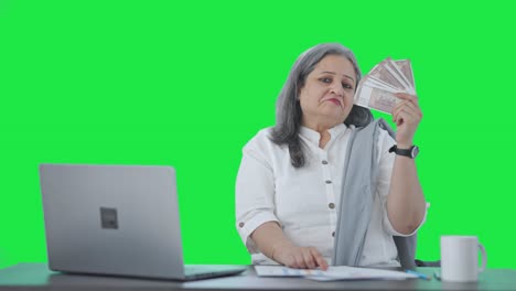 Selbstbewusste-Indische-Geschäftsfrau,-Die-Geld-Als-Fan-Greenscreen-Verwendet