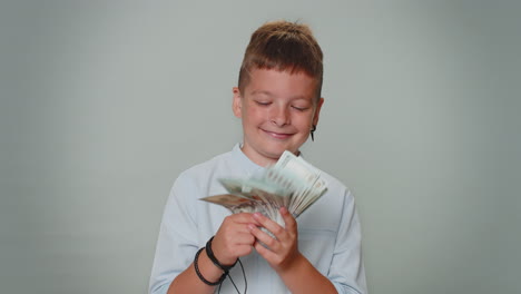 Niño-Pequeño-Con-Dinero-En-Efectivo-Dólar-Celebra-El-Baile,-éxito-En-La-Carrera-Empresarial,-Ganador-Del-Juego-De-Lotería