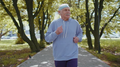 Fitness-Atlético-Corredor-Deportivo-Senior-Hombre-Abuelo-Entrenamiento-Entrenamiento-Cardio-En-El-Parque-De-La-Ciudad-Por-La-Mañana