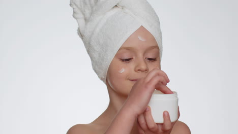 Hermosa-Niña-Aplicando-Crema-Facial-Hidratante-Limpiadora-Crema-Natural-Para-El-Cuidado-De-La-Piel-Cosméticos