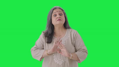 Indian-old-woman-talking-to-the-camera-Green-screen