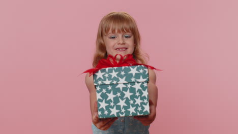 Encantador-Niño-Preadolescente-Sonriente-Niña-Niño-Presentando-Caja-De-Regalo-De-Cumpleaños-Oferta-Envuelto-Presente-Celebrando