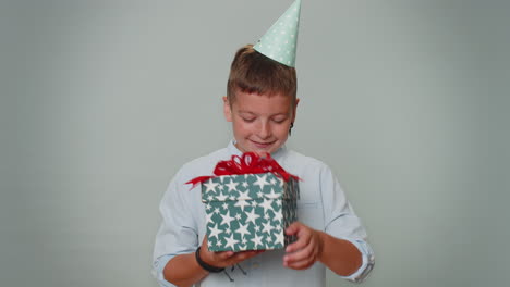 Niño-Pequeño-Alegre-Abriendo-Caja-De-Regalo-De-Cumpleaños,-Sonriendo-Alegremente,-Asombrado-Satisfecho-Con-El-Presente