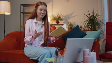 Una-Niña-Estudiante-Estudia-En-Casa-En-Una-Computadora-Portátil-Haciendo-Una-Videollamada-De-Conferencia-Hablando-Con-Una-Cámara-Web