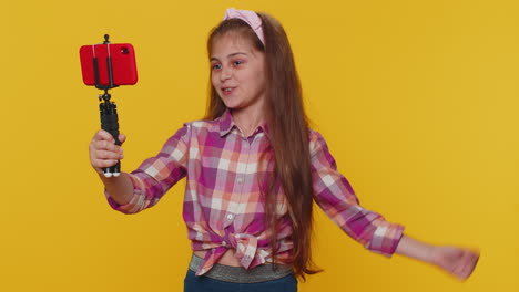 Niña-Blogger-Tomando-Selfie-En-Un-Teléfono-Inteligente-Comunicando-Videollamadas-En-Línea-Con-Suscriptores