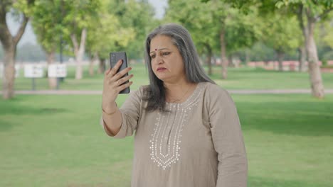 Alte-Indische-Frau-Spricht-Per-Videoanruf-Im-Park