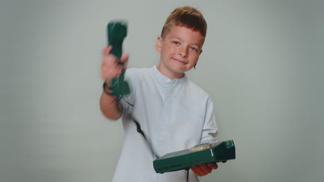 Retrato-De-Un-Niño-Pequeño-Hablando-Por-Un-Teléfono-Antiguo-Con-Cable-De-Los-Años-80,-Dice-&quot;oye,-Llámame-De-Vuelta&quot;