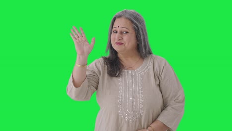 Glückliche-Und-Fröhliche-Alte-Indische-Frau-Winkt-Und-Sagt-Hallo-Green-Screen