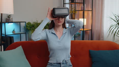 Frau-Nutzt-Virtual-Reality-Headset-Mit-Futuristischer-Technologie,-Um-Zu-Hause-Ein-Simulations-3D-Videospiel-Zu-Spielen