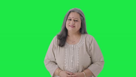 Glückliche-Indische-Alte-Frau-Lächelt-Greenscreen