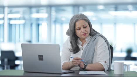 Glückliche-Indische-Senior-Managerin-Bei-Einem-Meeting-Per-Videoanruf