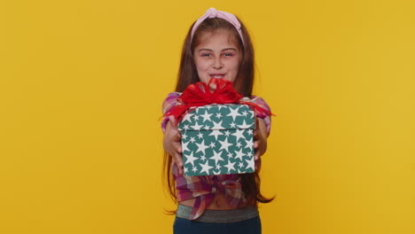 Encantador-Niño-Preadolescente-Sonriente-Niña-Niño-Presentando-Caja-De-Regalo-De-Cumpleaños-Oferta-Envuelto-Presente-Celebrando