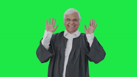 Glücklicher-Indischer-Senior-Anwalt-Winkt-Und-Sagt-Hallo-Green-Screen