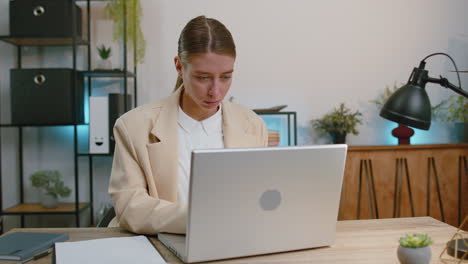 Geschäftsfrau,-Die-Am-Laptop-Arbeitet,-Schüttelt-Den-Finger-Und-Sagt-„Nein“,-Geben-Sie-Vorsichtig-Ratschläge,-Um-Fehler-Zu-Vermeiden