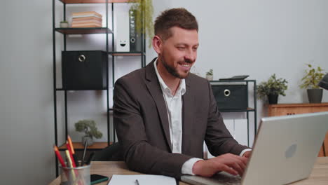 Businessman-drinking-champagne-elebrate-successful-contract-agreement-after-working-on-office-laptop