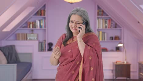 Glückliche-Alte-Indische-Frau-Am-Telefon-Sprechen