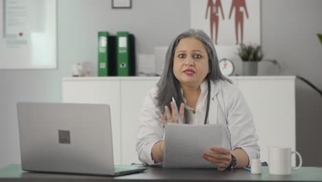 Feliz-Doctora-India-Senior-Hablando-Con-La-Cámara